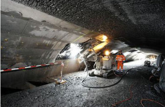 隧道顶部劣质混凝土水力拆除